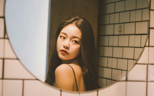 女孩彻底拒绝的表现，女孩有这类表现就及早舍弃吧