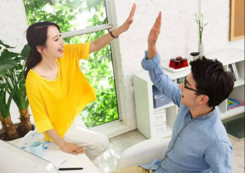 女友外出时生气了如何哄