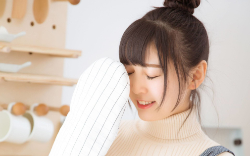 女孩对你比较冷淡不会主动和你聊天如何解决