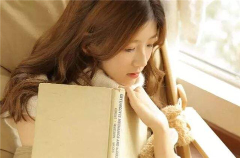 中午如何和女生聊天？如何才能让女生感兴趣