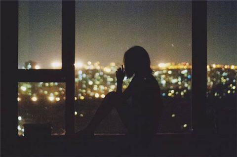 如何能引起霸气冷酷女孩的兴趣 引起霸气冷酷女孩注意的办法