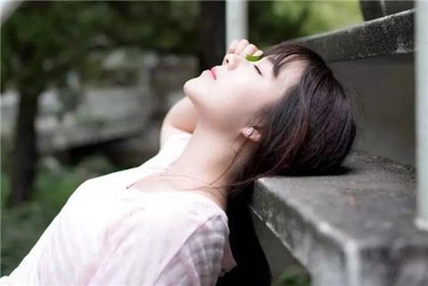 怎么样应付和女孩聊天时找不到话题或者她不理你是什么原因？