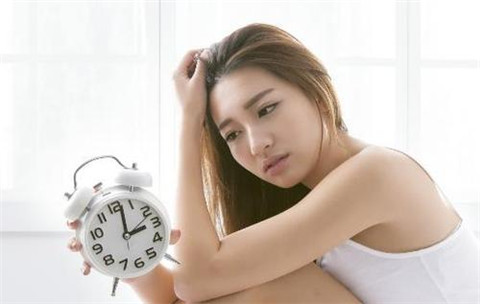 女友对感情不专一如何解决 女友对感情不专一的表现