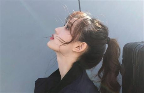 和女孩聊天她只回复一两个字的意思是，如何解决？