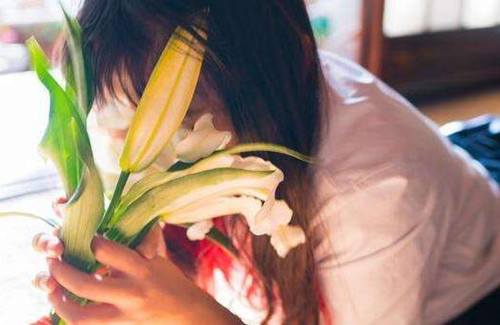 女孩生气不回信息如何解决 应付女人愤怒并拒绝交流的方案