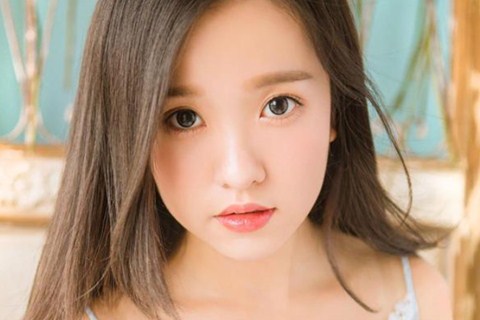 女孩发自拍照片给男孩的意思是，如何回复？