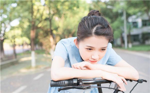 当你生气了女友不哄你如何解决