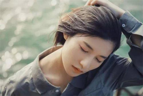 女友说头痛该如何安慰他，不在身边