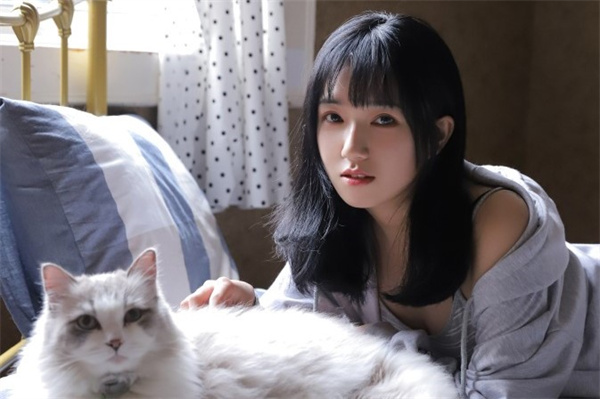 跟女孩聊天第一句话怎么说，跟女生聊天开场白