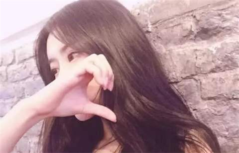 女孩说哼该如何回答比较幽默，女生聊天说哼如何回复