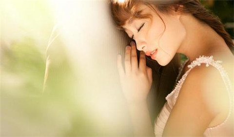 女孩会故意回微信慢吗？的意思是