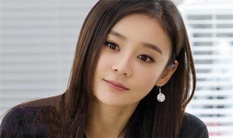 一个女孩主动找男孩聊天说明什么