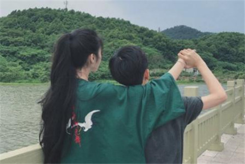女孩故意以冷漠掩饰深情背后的真相是什么？以情感检验隐藏的心计曝光！