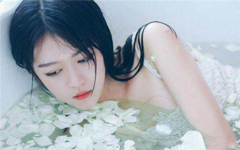 和心仪女孩开启聊天首谈：轻松破冰的聊天话题选择方法
