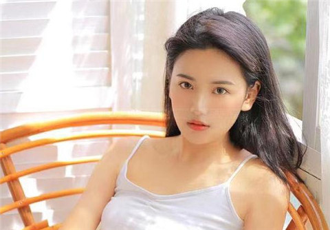 女孩回你微信忽快忽慢的意思是，女孩回消息一会快一会慢