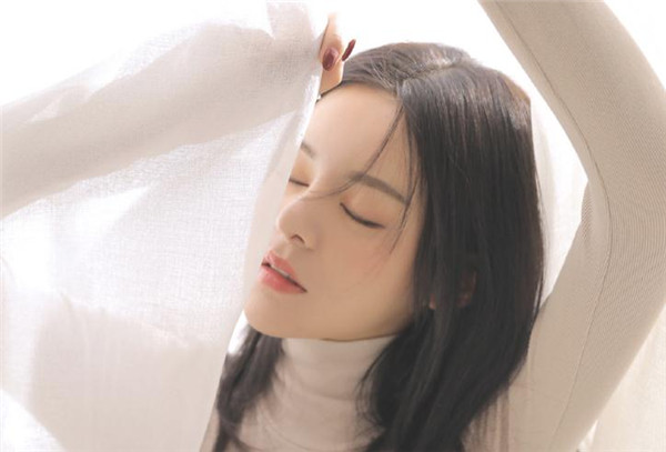 女性这类“身体语言” 是在暗示你追她