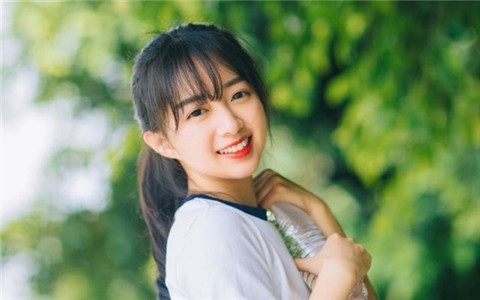 女孩对你有好感的细微表现，女孩喜欢你的6个预兆